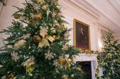 Un total de 53 arbolillos navideños repartidos por la Casa Blanca, más de 5.600 metros de luces y más de 3.400 metros de cinta componen la decoración. FOTO AFP