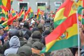 Luego del anuncio de la renuncia de Evo, las calles de La Paz se convirtieron en un carnaval con el estallido de petardos y miles de manifestantes ondeando banderas tricolores bolivianas (rojo, amarillo y verde). FOTO EFE