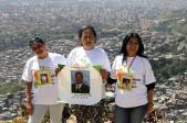 Blanca Nidia Pérez, Luz Ángela Velázquez y Luz Elena Galeano piden a la Alcaldía la exhumación de los cuerpos. Foto: Donaldo Zuluaga.