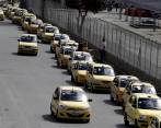 En 2014 los taxistas de Medellín protestaron contra el servicio de Uber en transporte especial. También reclamaron controles para el transporte informal en carros particulares. FOTO Julio César Herrera