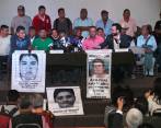 Los padres de algunos estudiantes desaparecidos dieron este martes una rueda de prensa. FOTO AP