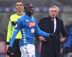 Kalidou Koulibaly, jugador de Nápoles, fue el centro de los insultos racistas de la hinchada del Inter. FOTO REUTERS