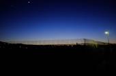 La luna se aprecia por encima de la barrera que separa a Marruecos de España, en esta foto tomada el 3 de diciembre de 2013. FOTO REUTERS
