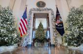 La Casa Blanca divulgó también un vídeo en el que la esposa de Trump adopta un papel estelar al mostrar la residencia. FOTO AFP
