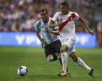 El delantero peruano fue suspendido por 30 días. FOTO EFE