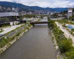 Por la falta de lluvias, el río Medellín presenta un caudal más bajo en estos días de cuarentena. FOTO MANUEL SALDARRIAGA
