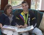 Los días de Carlos Alberto Ramírez pasaron de ser tranquilos y en familia a estar atendiendo medios de comunicación, firmando autógrafos y fotos. FOTO donaldo zuluaga