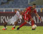 Andrés Ureña, de América, disputa un balón ante Modesto da Silva, de Internacional. FOTO EFE