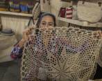 Con hilos extraídos de fibras de plátano, artesanos de San Agustín, Huila, elaboran tejidos y artículos de papel. “Este papel es bueno para pintar sobre él”, dice Listbina. FOTO Donaldo Zuluaga
