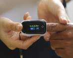 Los oxímetros de pulso hacen parte de la estrategia de oxigenoterapia que busca que los pacientes no se agraven y terminen hospitalizados. Ahí es clave el monitoreo constante y la capacidad de respuesta de los prestadores de salud. FOTO MANUEL SALDARRIAGA