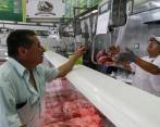 Debido a un menor consumo de carne de res por temores de los consumidores, vendedores antioqueños están optando por bajar el sacrificio de ganado, para evitar pérdidas. FOTO Jaime Pérez