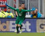 El portero de Benevento celebra el gol que anotó en el minuto 95. FOTO EFE