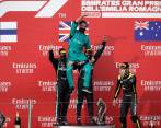 Lewis Hamilton y Valtteri Bottas celebran con miembro de Mercedes el campeonato de constructores. FOTO AFP