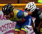A sus 15 años, Carlos Alejandro Serrano logró en Medellín la medalla dorada más importante de su carrera, en los 10.000 metros combinada. FOTO cortesía-fedepatín
