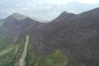 Un incendio forestal que se produjo el miércoles en zona rural de Copacabana, obligó a cerrar durante más de dos horas el paso de vehículos por la autopista Medellín - Bogotá. FOTO CORTESÍA DEVIMED