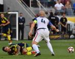  James Rodríguez se retiró lesionado en el minuto 72 del partido inaugural de la Copa América Centenario con molestias en el hombro izquierdo. FOTO AFP