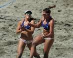 Diana Marcela Ríos y Yuli Tatiana Ayala de Colombia celebran en los Juegos Bolivarianos en Santa Marta. FOTO EFE