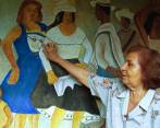 La artista Lola Vélez, en una de las cátedras de arte con sus alumnos en su Casa Museo de Bello, captada por EL COLOMBIANO, 1998. FOTO archivo José Luis Chavarriaga