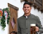 El colombiano se vio feliz compartiendo con su hija Salomé y los demás miembros del equipo bávaro. FOTO TOMADA DE @FCBayernES