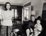 Joan Didion con su esposo y su hija. Imagen del documental Joan Didion: el centro cede. Cortesía de Netflix.