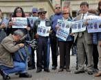 Varias personas se reunieron ayer en la Plaza de Bolívar en Bogotá, pidiendo claridad sobre el paradero de los periodistas Diego D’Pablos, Carlos Melo y Salud Hernández. FOTO AFP
