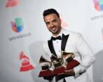 Luis Fonsi y sus tres Latin Grammy. FOTO AFP