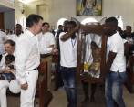 La réplica del cristo mutilado durante la masacre de Bojayá fue regalado por los habitantes de esa población al presidente como un mandato para que luche por la paz. FOTO Cortesía Presidencia