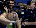 Phelps animaba a sus compañeros de relevos mientras se realizaba la competencia. FOTO Reuters