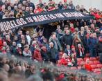 Esta es la imagen de los hinchas con la famosa pancarta. FOTO @SunSport