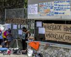 Hasta la noche del jueves, los estudiantes que hacían huelga de hambre a las afueras de la Universidad de Antioquia completaban 200 horas de manifestación. FOTO juan antonio sánchez