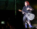 Carlos Vives dona su guitarra a museo en Estados Unidos