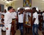 Santos recibió una réplica del Cristo mutilado, símbolo de la resiliencia de Bojayá. FOTO CORTESÍA PRESIDENCIA
