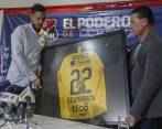 Este es el momento cuando los directivos del Medellín le hacen entrega a David González de su camisa. FOTO MANUEL SALDARRIAGA