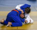 Martín Orozco (azul) no tuvo fácil ganarle a su compañero y amigo, Juan Valencia, en -44 kg. FOTO Juan Antonio Sánchez 