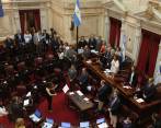 Congresistas argentinos participaron este viernes en una sesión del Senado, en Buenos Aires. La expresidenta de Argentina Cristina Fernández (2007-2015), actual vicepresidenta del país, debutó este viernes como titular del Senado. Foto: EFE. 