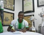 González Lasso en el momento de la firma del contrato que lo une al club verde. FOTO CORTESÍA ATLÉTICO NACIONAL