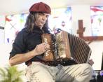 La influencia de Renato Borghuetti viene del folclor del sur de Brasil y de países como Argentina y Uruguay. Acá, el artista en escena. FOTO Joaquín Sarmiento