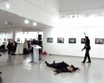 Tras los disparos, y a pesar de la conmoción de los presentes, algunos fotógrafos captaron el instante en que el atacante armado gritaba consignas sobre Alepo. FOTO yavuz alatan / sozcu / REUTERS