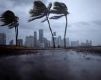Habitantes de todo el estado se preparaban ayer para recibir lel impacto. FOTO reuters y afp