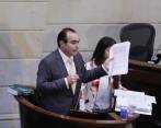 Al mediodía de ayer, el magistrado de la Corte Constitucional, Jorge Pretelt, intentó sin éxito persuadir al Senado. FOTO Colprensa