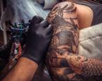 Si ya tomó la decisión de realizarse un tatuaje revise que la situación de asepsia del lugar sea óptima y cerciórese de que el tatuador sea un especialista. Foto: Shutterstock