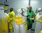 Trabajadores se ponen sus equipos de protección para dirigirse al centro de tratamiento en Bunia. FOTO Cortesía mSF - John Wessels