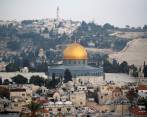 Jerusalén (foto) ha sido durante siglos una ciudad sagrada para los adeptos a tres religiones: cristianismo, judaísmo e islamismo. Una decisión unilateral podría agravar las tensiones. FOTO reuters