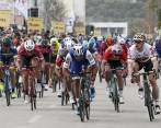 Fernando Gaviria (c) en la Vuelta de Algarve. FOTO EFE