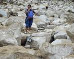Una mujer mira los estragos que causó una avalancha en el municipio de Mocoa. FOTO AFP