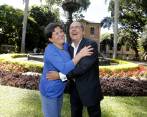 Carlos y su hermana Clara celebran por la vida en el Hospital San Vicente. FOTO juan antonio sánchez