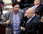 Los tres senadores enviaron una carta al presidente Iván Duque. En la foto, Iván Cepeda y Roy Barreras. Foto Colprensa
