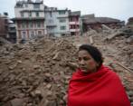 Nepalíes buscan sus pertenencias entre los escombros de las edificaciones. Fotos afp