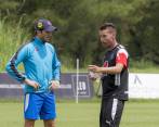 Después de la práctica de ayer en Llanogrande, el técnico Luis Zubeldía tuvo un largo diálogo con el mediocampista John Hernández. Hay optimismo en el equipo rojo. FOTO Juan Antonio Sánchez 