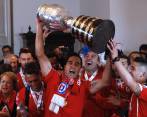 El arquero chileno Claudio Bravo y sus compañeros durante la celebración que realizaron en la Casa de la Moneda de Chile. FOTO afp